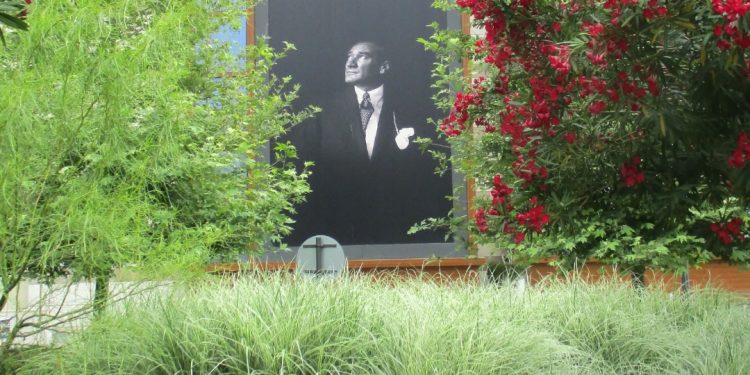 Yolumuzu aydınlatmaya devam ediyor